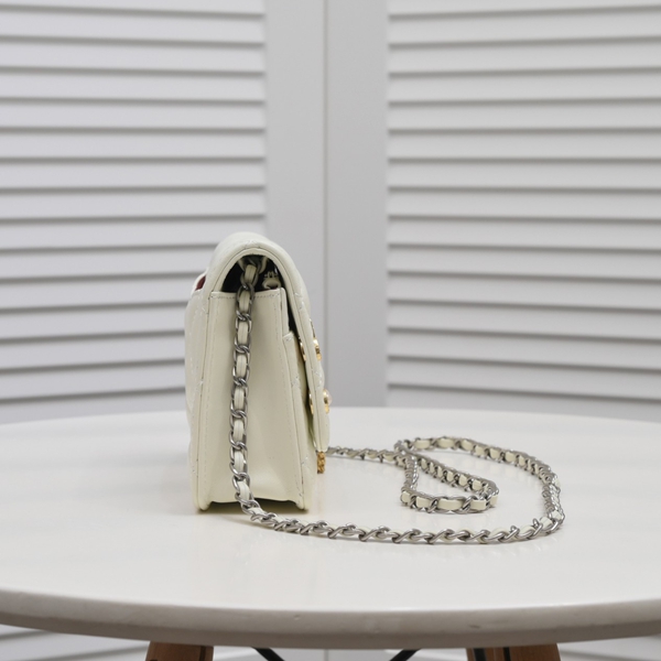 シャネルバッグ背面デザイン